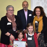 Grow Your Own Grub 2018 - 5 Cllr Piara Singh Clair presenting Gold award to representatives from King Richard III Primary School
