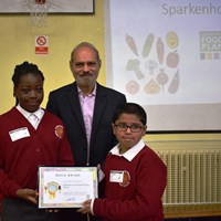 Grow Your Own Grub 2018 - 4 Cllr Piara Singh Clair presenting Gold award to children from Sparkenhoe Community Primary School