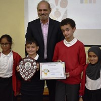 Grow Your Own Grub 2018 - 6 Cllr Piara Singh Clair presenting Winners award to children from Mayflower Primary School